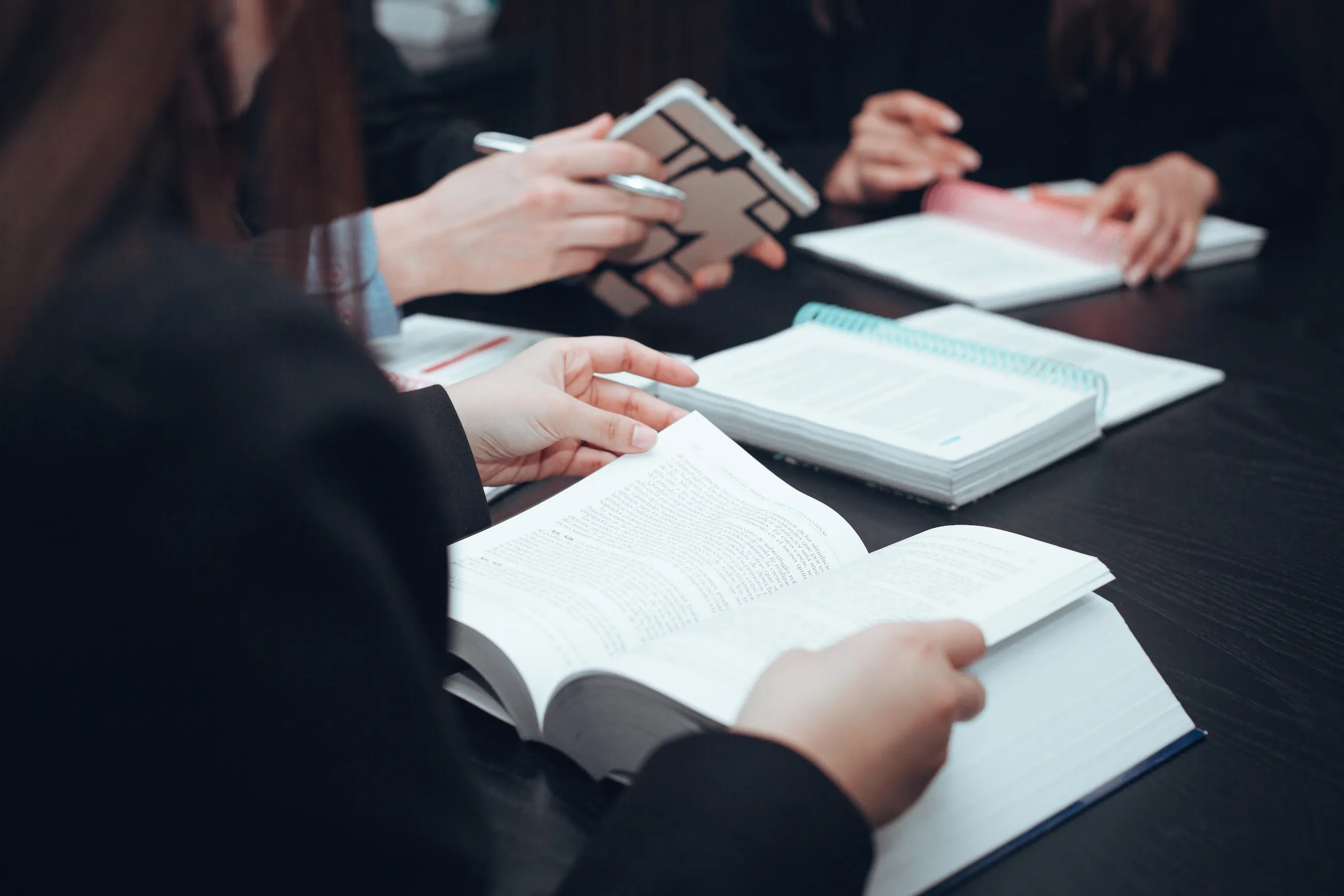 Documentos legales sobre un escritorio