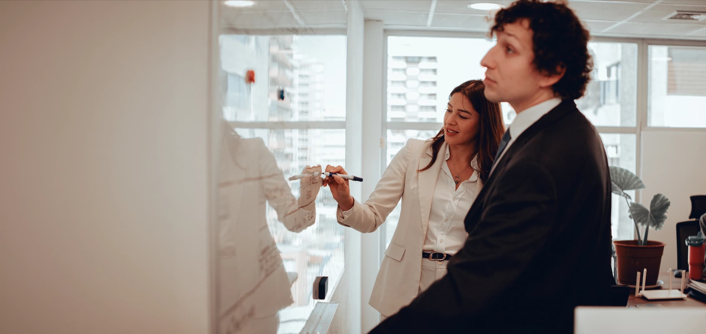 Camila Retamales y Paolo Castiglione trabajando