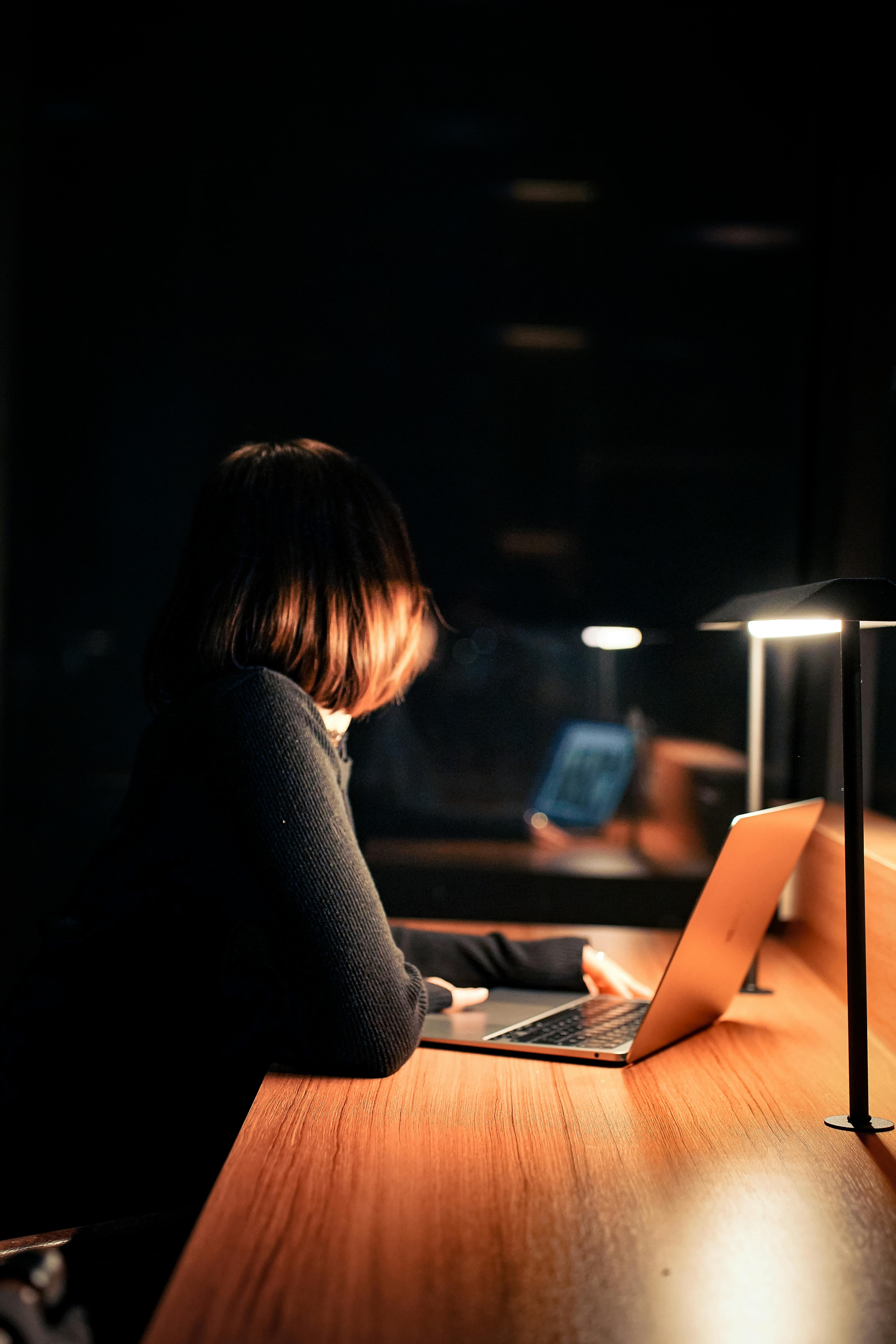 Conoce el derecho a la desconexión digital en Chile, qué dice la Ley N° 21.220, a quiénes protege y cómo hacer una denuncia ante la Dirección del Trabajo si tu empleador lo vulnera.