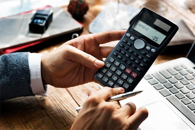 Explicamos cuándo corresponde indemnización por años de servicio en Chile y qué recargo puede solicitarse en una demanda por despido injustificado, según la causal de despido invocada por el empleador.